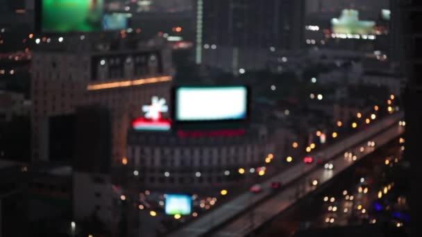 Luci notturne della città e il traffico a Bangkok come sfondo astratto. Fuori fuoco con la luce sfocata dell'automobile e della costruzione di affari, vista di angolo alto degli occhi dell'uccello — Video Stock