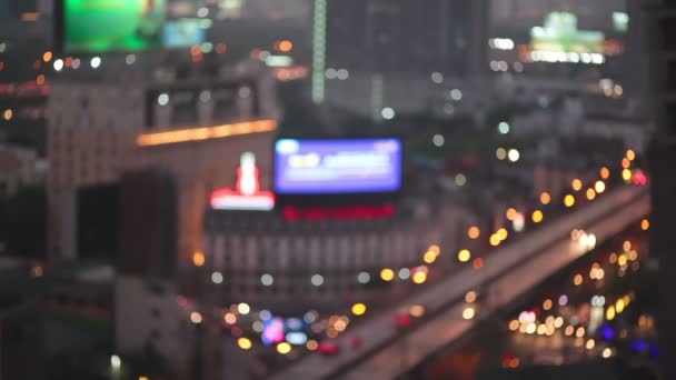 Nacht stadslichten en verkeer in Bangkok als abstracte achtergrond. Onscherp met wazige auto en het bedrijfsleven gebouw licht, vogel ogen hoge hoek bekijken — Stockvideo