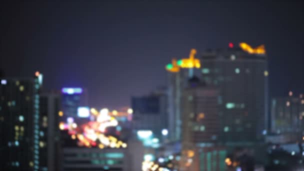 Luci notturne della città e il traffico a Bangkok come sfondo astratto. Fuori fuoco con la luce sfocata dell'automobile e della costruzione di affari, vista di angolo alto degli occhi dell'uccello — Video Stock