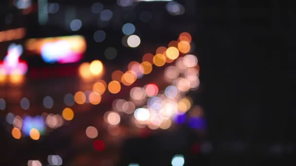 夜の街の明かりと抽象的な背景としてバンコクのトラフィック。ピントがぼやけて車と建物光ボケ味、鳥はハイアングルを目します。 — ストック動画