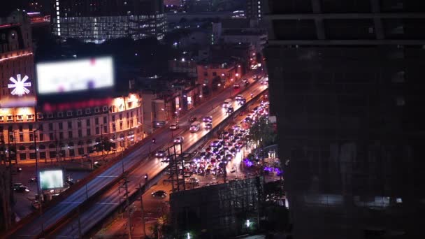 Éjszakai város fényeit, és a forgalom Bangkokban, mint absztrakt háttér, irodaház fény, madár szeme a magas, szög, kilátás — Stock videók