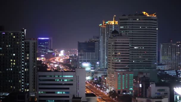 Nacht stadslichten en verkeer in Bangkok als abstracte achtergrond, zakelijke gebouw licht, vogel ogen hoge hoekmening — Stockvideo