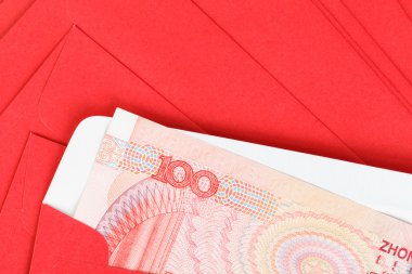 Kırmızı zarf olarak Çince Çince veya 100 Yuan banknot para 