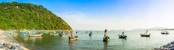 Groep van vissersboot verankerd op Pranburi strand in Thailand — Stockfoto