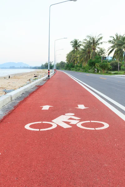 自行车车道或路径，红色的沥青路面上的图标符号 — 图库照片