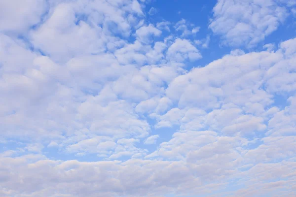 निळा आकाश ढग पार्श्वभूमी — स्टॉक फोटो, इमेज