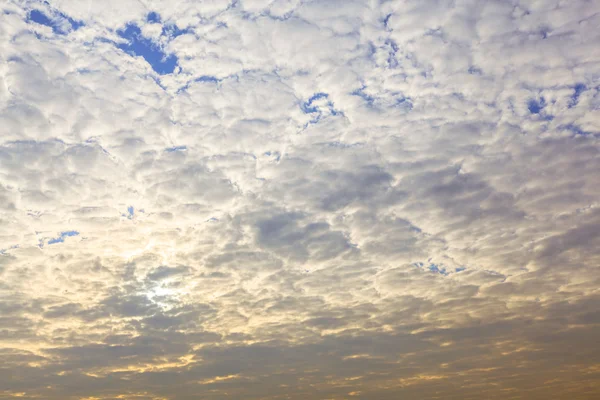 Veel wolken dekken het zonlicht als achtergrond — Stockfoto
