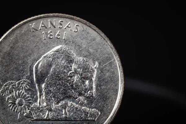 我们美国硬币的措辞"堪萨斯 1861" 在黑色背景上 — 图库照片