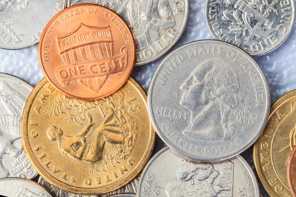 Gruppe von uns amerikanische Münzen und ein Cent obendrauf — Stockfoto