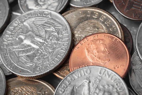 Grupo de moedas americanas com palavras "em Deus confiamos " — Fotografia de Stock