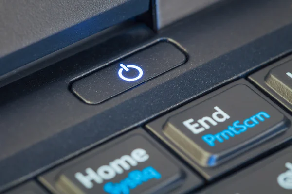 Botón de encendido signo de icono en el ordenador portátil —  Fotos de Stock