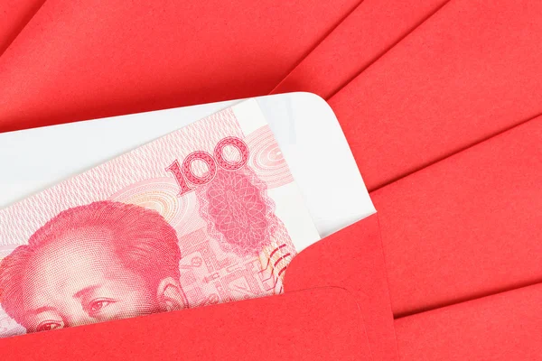 Billetes chinos o de 100 Yuan en sobre rojo, como billetes chinos —  Fotos de Stock