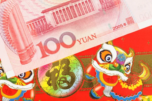 Billetes chinos o de 100 Yuan en sobre rojo, como billetes chinos —  Fotos de Stock