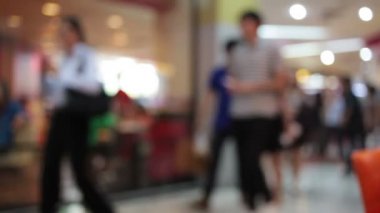alışveriş merkezi soyut bulanıklık arka plan ve yürüyüş insanların kalabalık bokeh ile alışveriş merkezi yürüyen merdiven kullanın