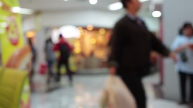 alışveriş merkezi soyut bulanıklık arka plan ve yürüyüş insanların kalabalık bokeh ile alışveriş merkezi yürüyen merdiven kullanın