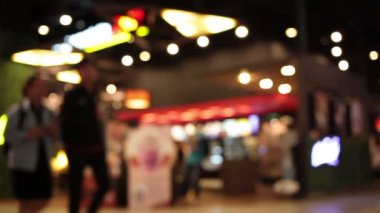 alışveriş merkezi soyut bulanıklık arka plan ve yürüyüş insanların kalabalık bokeh ile alışveriş merkezi yürüyen merdiven kullanın