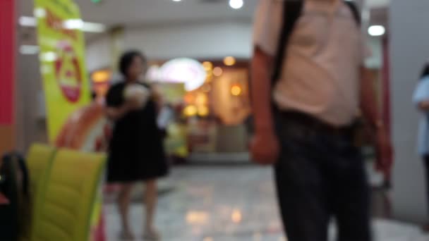 Fondo difuminado abstracto de centro comercial y multitud de personas caminando utilizan escaleras mecánicas en el centro comercial centro comercial con bokeh — Vídeo de stock