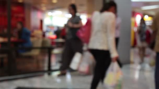 Abstrato borrão fundo de shopping center e multidão de pessoas ambulantes usam escada rolante no centro comercial com bokeh — Vídeo de Stock