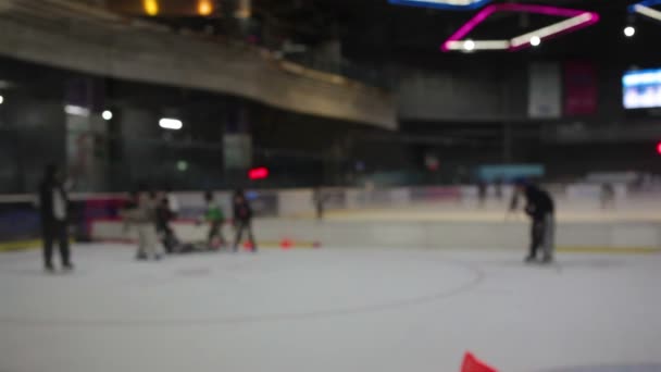 Sfondo sfocato astratto del giocatore di hockey su ghiaccio con bokeh — Video Stock