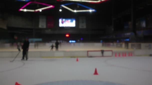 Abstrakter verschwommener Hintergrund eines Eishockeyspielers mit Bokeh — Stockvideo