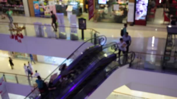 Sfondo sfocato astratto di centro commerciale e folla di persone a piedi utilizzano scala mobile nel centro commerciale con bokeh — Video Stock