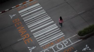 Akşam saatlerinde yaya geçidinde geçiş yapmakta olan yayalar ve araçlar, üst açı görünümü veya kuş gözleri vuruldu