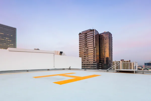 Heliporto para helicóptero no telhado edifício superior para transporte de pessoas — Fotografia de Stock