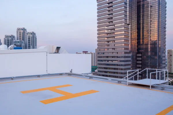 Hubschrauberlandeplatz für Hubschrauber auf dem Dach des Gebäudes für den Personentransport — Stockfoto