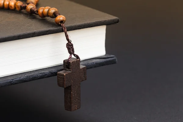 Christliches Kreuz auf heiligem Bibelbuch, Jesusreligion — Stockfoto