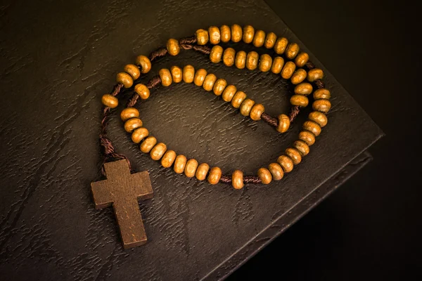 Христианский крест ожерелье на книге Священной Библии, Иисус религия conc — стоковое фото