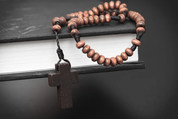 Christliches Kreuz auf heiligem Bibelbuch, Jesusreligion — Stockfoto
