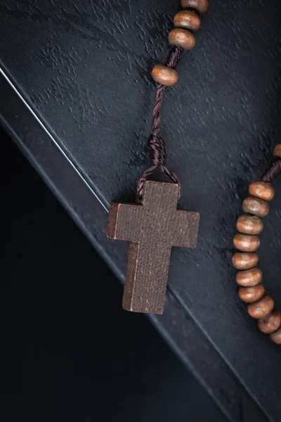 Collier croix chrétienne sur le livre de la Sainte Bible, Jésus religion conc — Photo