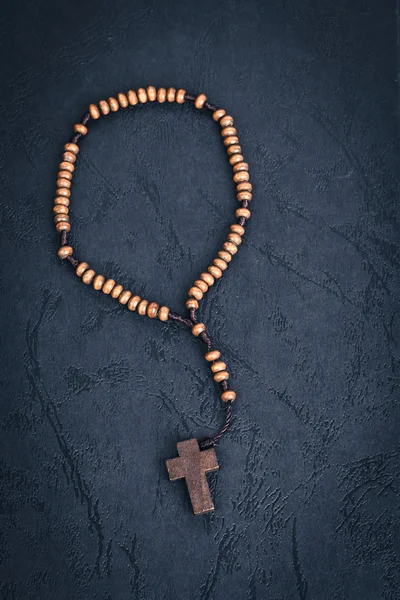 Collar de cruz cristiana en el libro de la Biblia, la religión de Jesús conc —  Fotos de Stock