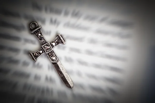 基督教的十字架项链在神圣的圣经书上，耶稣宗教浓 — 图库照片