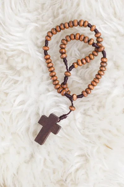 Collar de cruz cristiana en lana de oveja, Jesús concepto de religión a — Foto de Stock