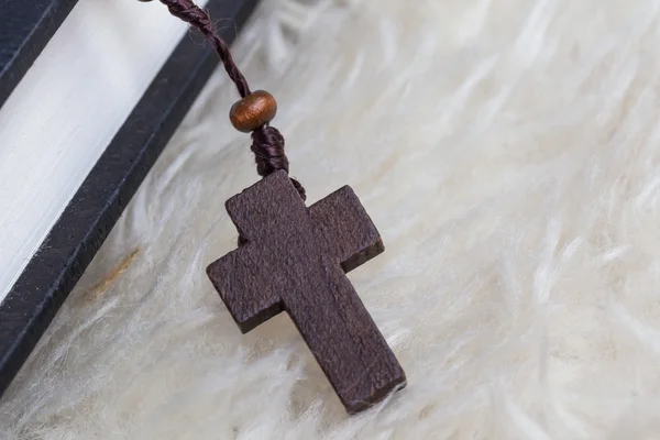 Christliches Kreuz auf heiligem Bibelbuch, Jesusreligion — Stockfoto