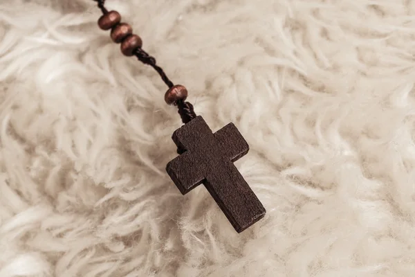 Christian cross necklace on sheep wool, Jesus religion concept a — Stock Photo, Image