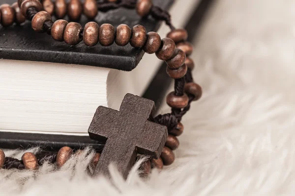 Collar de cruz cristiana en el libro de la Biblia, la religión de Jesús conc —  Fotos de Stock