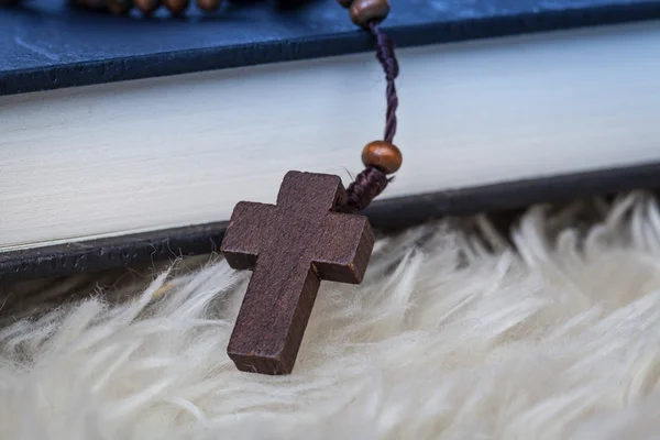 Христианский крест ожерелье на книге Священной Библии, Иисус религия conc — стоковое фото