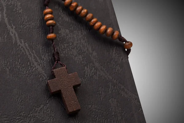 Collar de cruz cristiana en el libro de la Biblia, la religión de Jesús conc —  Fotos de Stock