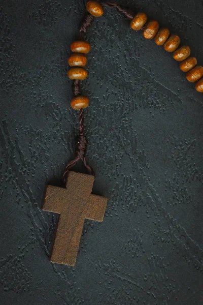 Colier cruce creștină pe cartea Sfânta Biblie, religia lui Isus conc — Fotografie, imagine de stoc