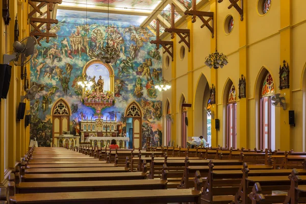 PATHUMTANI, TAILANDIA - 28 DE FEBRERO: Los interiores de la Iglesia católica — Foto de Stock