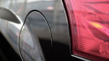 Aracın yakıt tankı açın