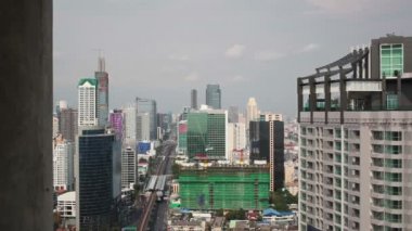 Bangkok Tayland - Nisan 11: Görünüm iş bina Bangkok şehir alanı, kamera çekim yüksek açısı shot Sathorn bölge Bangkok, Tayland 11 Nisan 2015 tarihinde HD izleme ile kaydırma