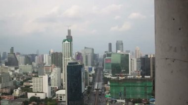 Bangkok Tayland - Nisan 11: Görünüm iş bina Bangkok şehir alanı, kamera çekim yüksek açısı shot Sathorn bölge Bangkok, Tayland 11 Nisan 2015 tarihinde HD izleme ile kaydırma