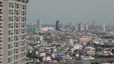 Bangkok Tayland - Nisan 11: Görünüm iş bina Bangkok şehir alanı, kamera çekim yüksek açısı shot Sathorn bölge Bangkok, Tayland 11 Nisan 2015 tarihinde HD izleme ile kaydırma