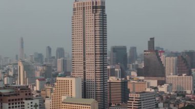 Bangkok Tayland - Nisan 11: Görünüm iş bina Bangkok şehir alanı, kamera çekim yüksek açısı shot Sathorn bölge Bangkok, Tayland 11 Nisan 2015 tarihinde HD izleme ile kaydırma