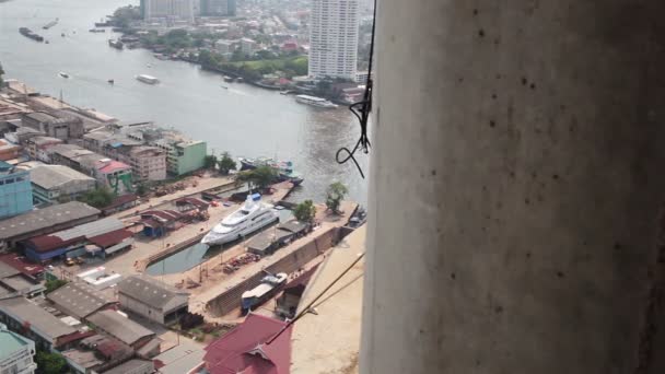 BANGKOK THAILAND - 11 DE ABRIL: Vista do Business Building Área da cidade de Bangkok, por filmagem panorâmica com rastreamento de tiro de alto ângulo em HD, no distrito de Sathorn BANGKOK, Tailândia em 11 de abril de 2015 — Vídeo de Stock