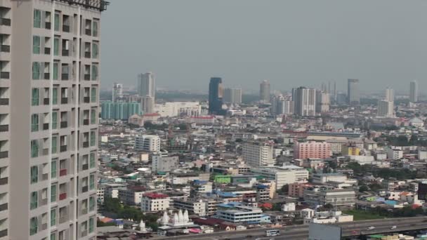 Bangkok Thailand - 11 April: Visa Business byggnad Bangkok stadsområde, vid kamera panorering skott med spårning hög vinkel sköt i Hd, i Sathorn distriktet Bangkok den 11 April 2015 — Stockvideo