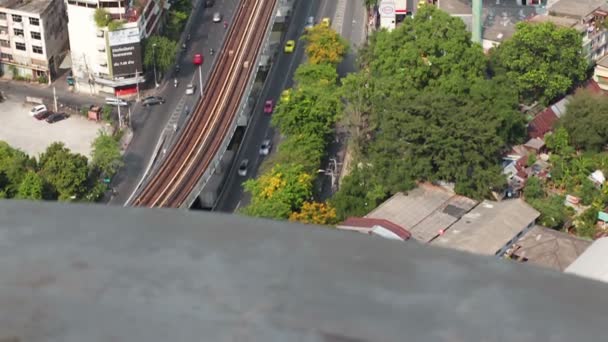 BANGKOK THAILAND - ABRIL 11: Transporte Empresarial por Navio perto do Rio ChaoPhraya, boneca com rastreamento de tiro de alto ângulo em HD, Sathorn District BANGKOK, Tailândia em abril 11, 2015 — Vídeo de Stock